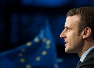 Macron in Africa per parlare di crisi del grano e sicurezza