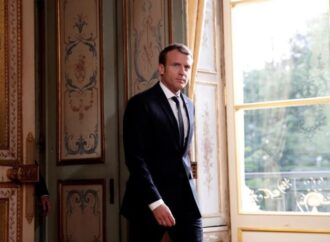 Macron annuncia una legge sull’immigrazione per l’inizio del 2023