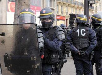 Francia: scontri in tutto il Paese, centinaia di arresti a Parigi