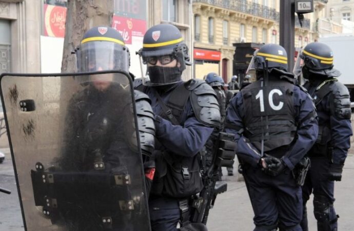 Francia: scontri in tutto il Paese, centinaia di arresti a Parigi