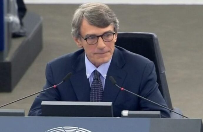 Ue, Sassoli: “No nazionalismo su vaccini, concedere licenze per accelerare produzione”