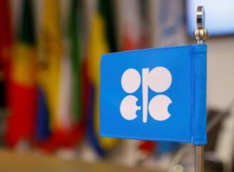 Opec+ ridurrà la produzione petrolifera per tutto il 2023