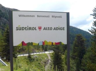 Alto Adige, mucche aggrediscono turisti: due feriti