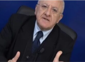 Campania, De Luca chiude asili, elementari e medie