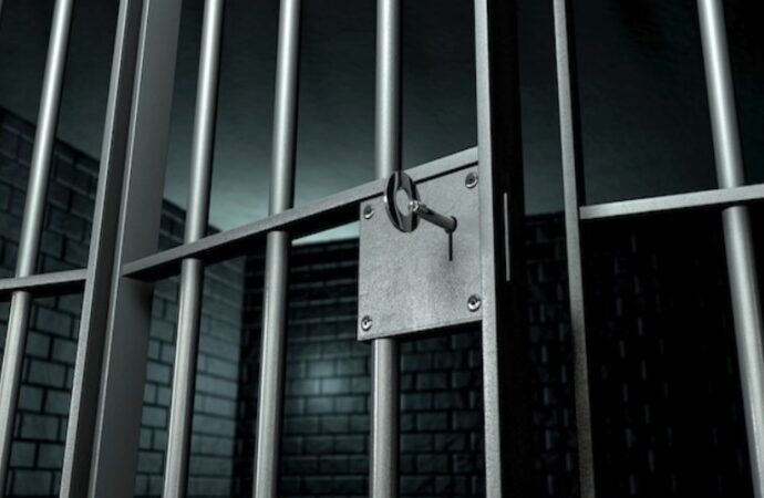 Cremona, detenuti appiccano fuoco in carcere, 80 evacuati