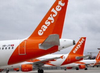Easyjet, voli in ritardo e cancellazioni: salta il direttore operativo