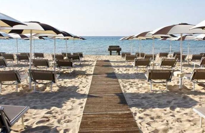 Maltempo Roma, mare danneggia 40 stabilimenti a Ostia