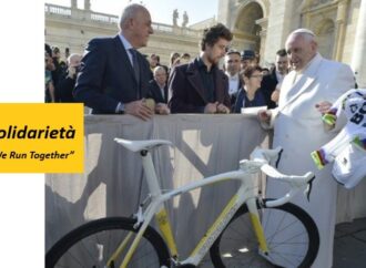 Papa Francesco: “la battaglia contro il virus non è finita”. E mette all’asta la bici