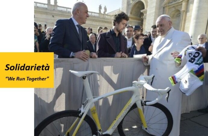 Papa Francesco: “la battaglia contro il virus non è finita”. E mette all’asta la bici