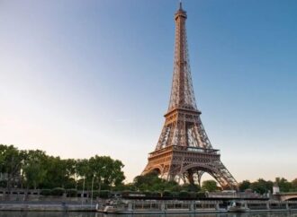 Francia, Tour Eiffel riaperta al pubblico dopo allarme bomba