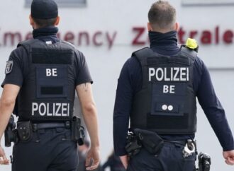 Germania: Chiede a cliente di mettere mascherina, lui gli spara in testa: morto 20enne