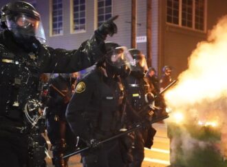 Usa, Oregon: incendio nella sede della polizia, 14 arresti