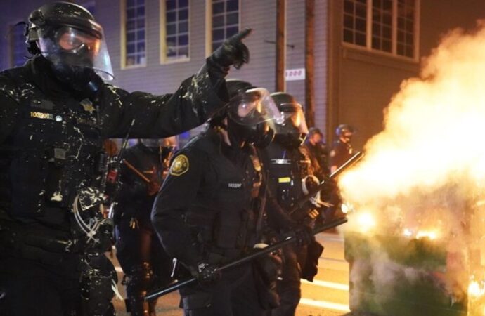 Usa, Oregon: incendio nella sede della polizia, 14 arresti
