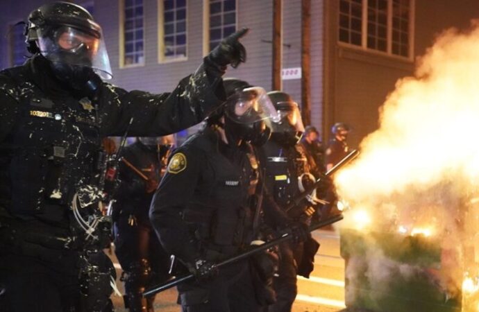 Usa, Oregon: incendio nella sede della polizia, 14 arresti