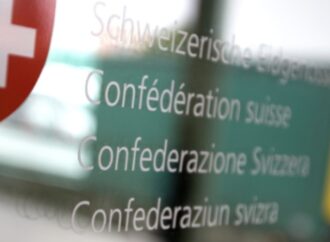 Svizzera non autorizza vaccino Astrazeneca: dati insufficienti