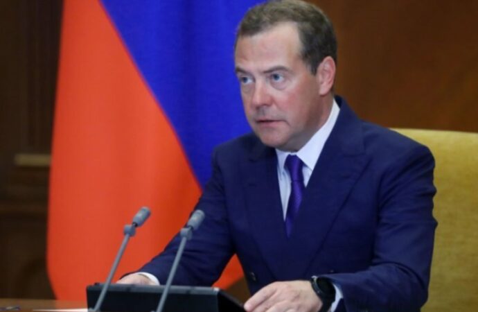 Medvedev minaccia: “Rischio guerra nucleare se Russia sconfitta”