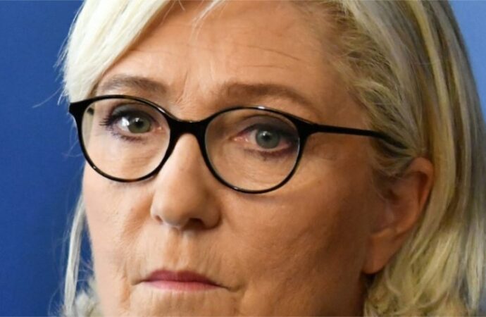 Francia, un rapporto del Parlamento mostra legami speciali dell’estrema destra con la Russia