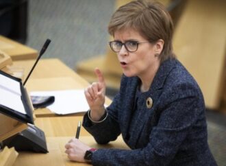 Sturgeon, chiede ai tribunali di pronunciarsi sul voto per l’indipendenza nel 2023
