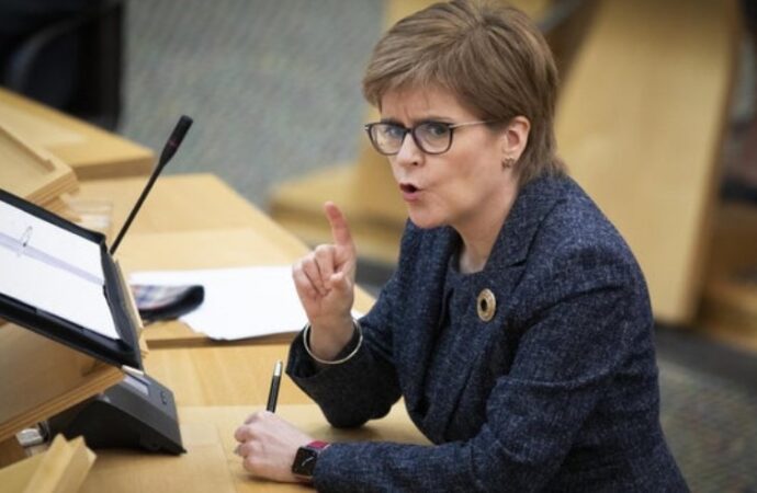 Sturgeon, chiede ai tribunali di pronunciarsi sul voto per l’indipendenza nel 2023