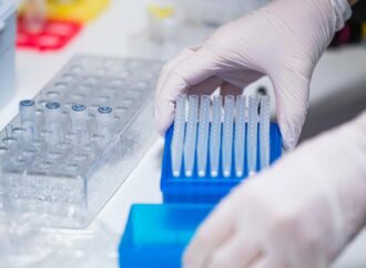 Vaccino covid Pfizer, laboratorio accusato di falsificazione dati