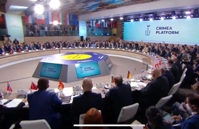 L’Ucraina convoca un vertice di 40 paesi per porre fine all’occupazione russa della Crimea