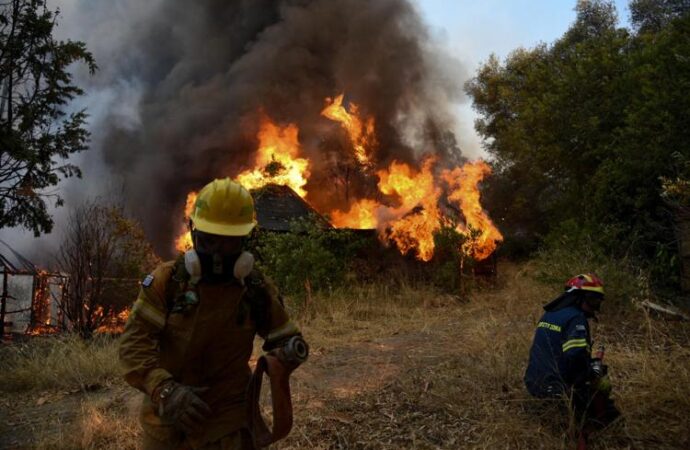 Grecia in fiamme, “incendi incontrollati minacciano vite umane”