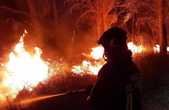 L’Ue raccomanda di prepararsi agli incendi estivi