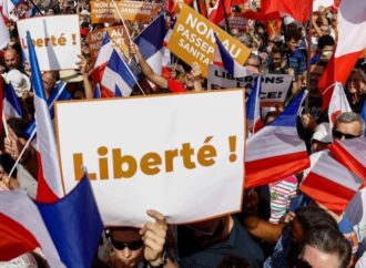Francia, più di 100.000 contro le misure decise dal governo