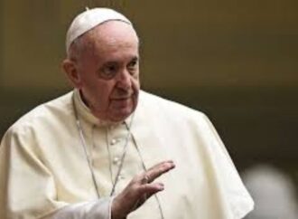 Vaticano, Papa: leggi che criminalizzano l’omosessualità sono “ingiuste”