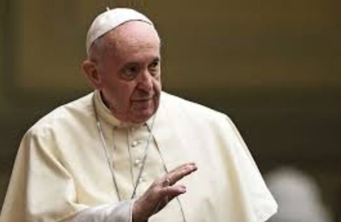 Papa Francesco: “Preghiamo per Benedetto XVI, è molto malato”
