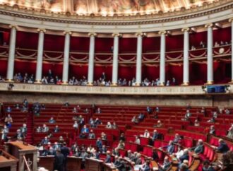 Francia, approvata la legge che vieta le “terapie” per cambiare l’orientamento sessuale