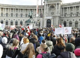 Austria, proteste migliaia di persone in piazza contro lockdown