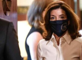 Usa, NY allenta la presa sulle mascherine, ma negli altri Stati regna il caos