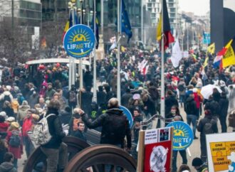 Bruxelles, in 50.000 in strada contro le misure anticovid