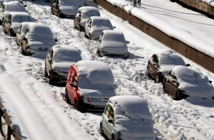 Grecia: tempesta paralizza migliaia di automobilisti e impazzerà fino a domani