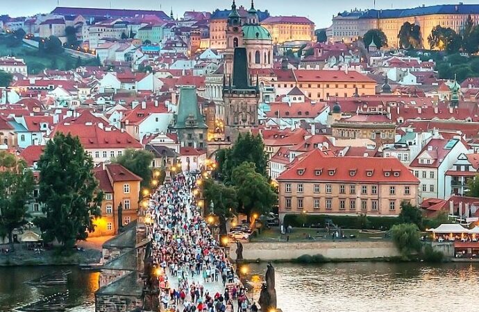 Praga, migliaia di persone in protesta contro il governo