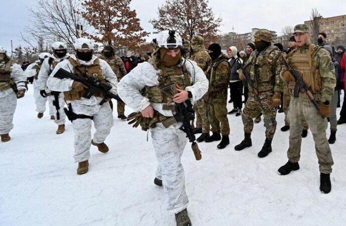 Ucraina nuova mobilitazione per integrare le forze armate, inclusi laureati e detenuti