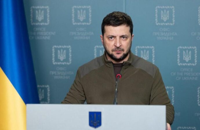 Zelensky: auguro a tutti il “ritorno alla vita normale senza coprifuoco e senza raid aerei”