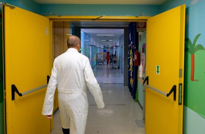 L’indagine, “Un medico su 3 sogna la pensione, soprattutto i giovani”