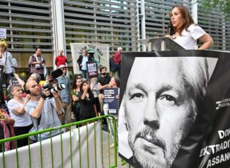 Cittadinanza a Julian Assange. Roma nun fa la stupida, di Vincenzo Vita