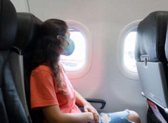 Mascherine in aereo, cosa cambia da oggi in Italia e in Ue
