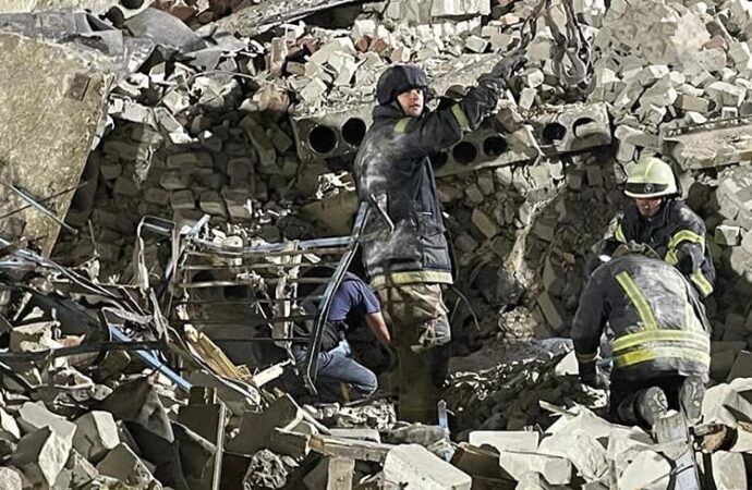 Donetsk, bombardamento russo : 6 morti e 30 persone tra le macerie