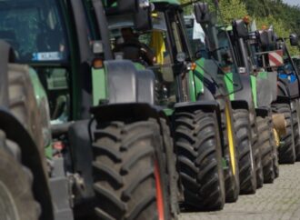 Olanda: gli agricoltori continuano a scaricare concime sulle strade