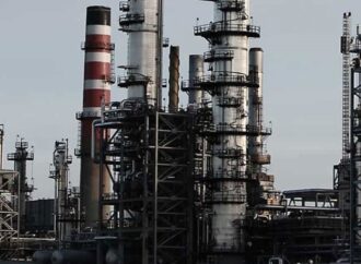 Petrolio, Opec taglia la produzione, sale il prezzo