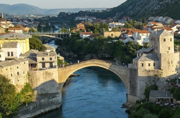 La Bosnia ricorda la distruzione del Ponte di Mostar, simbolo della guerra civile