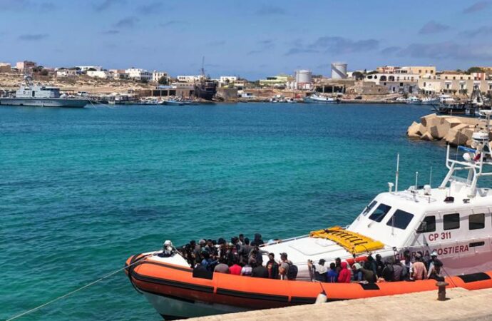 Lampedusa, neonato morto in barca. Il sindaco: “Bollettino di guerra”