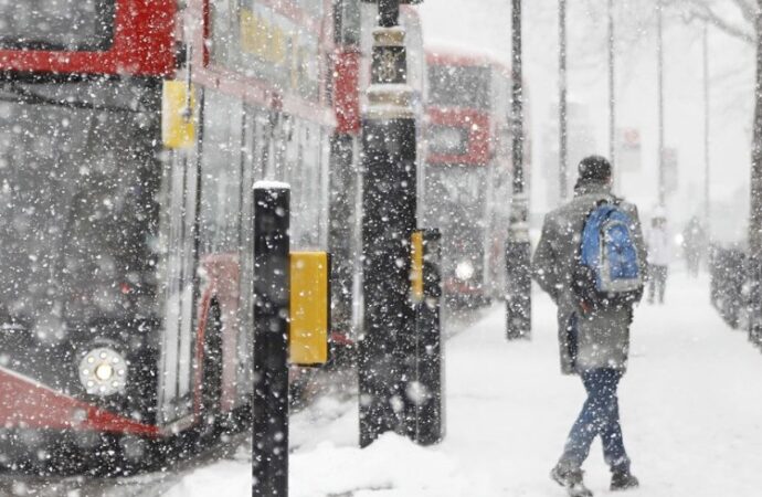 Londra, caos negli aeroporti a causa della neve