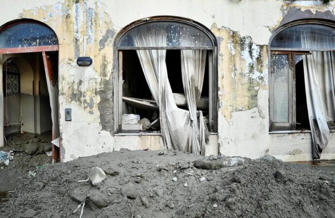 Frana Ischia, ancora una notte fuori casa per gli sfollati