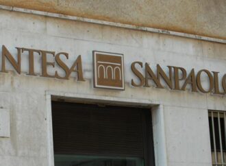 Intesa Sanpaolo, settimana di 4 giorni e smart working senza limiti mensili