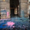 Milano: Teatro alla Scala imbrattato di vernice, denunciati 5 attivisti